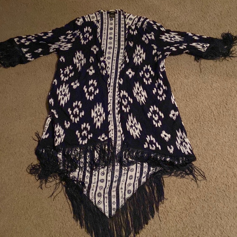 Black and white beautiful peice looks great with boots size med.